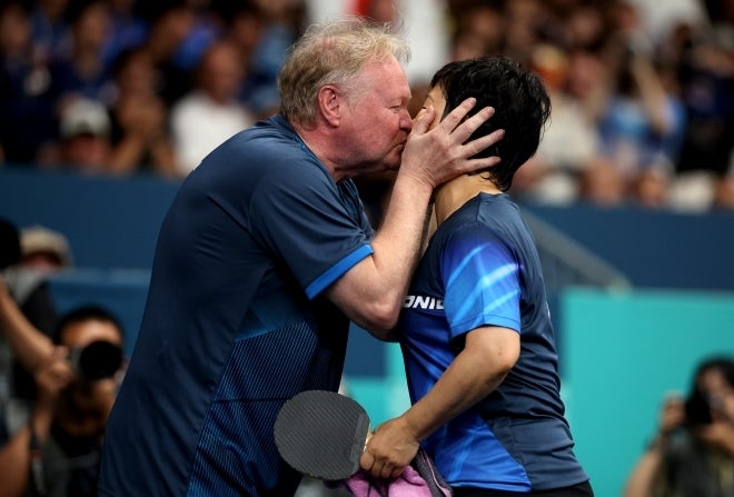 熱いキスでシャリャン・ニを迎える夫のトミーさん。(C)Getty Images