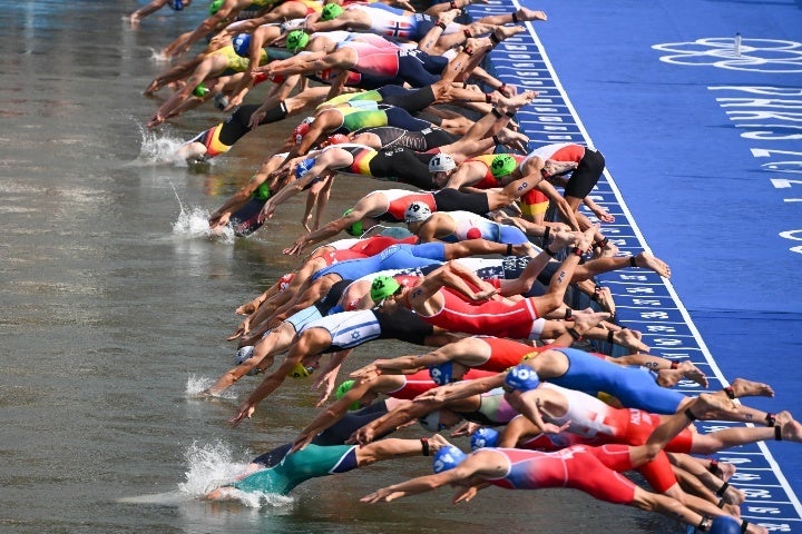 セーヌ川でトライアスロン競技が開催された。(C) Getty Images