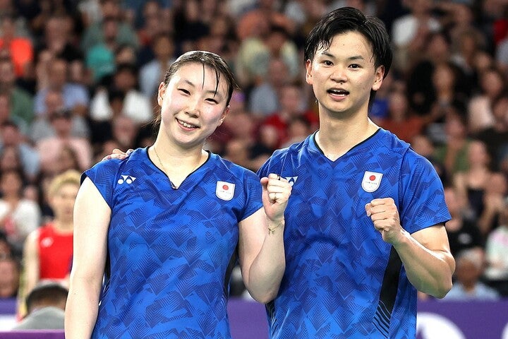 パリ五輪準々決勝でタイペアに勝利した“ワタガシペア”。メダル獲得のかかる準決勝では世界１位の黄雅瓊／鄭思維と対戦する。（C）Getty Images