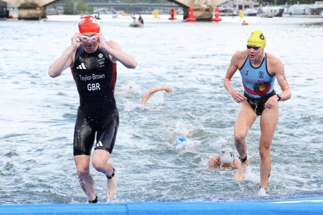 セーヌ川から上がってくるフェルメイレン（右）。「大量の水を飲んでしまった」と明かす。(C)Getty Images