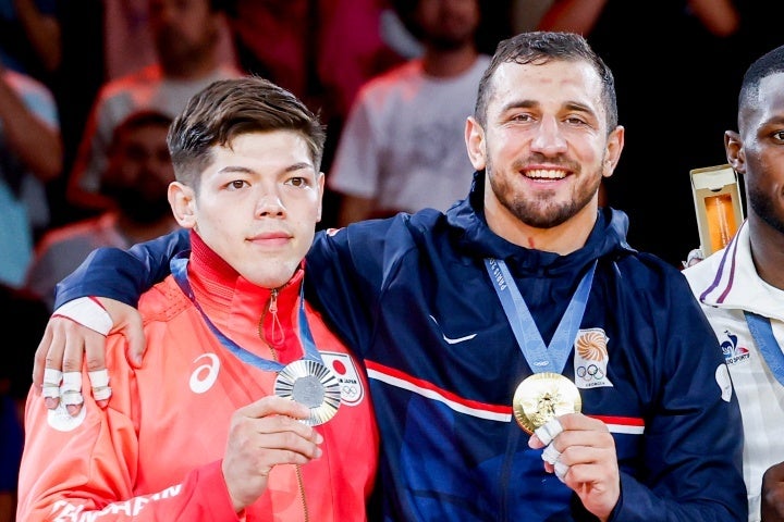 銀メダルの村尾（左）と肩を組むベカウリ（右）。２人の友情が脚光を浴びている。(C)Getty Images