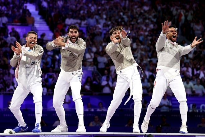 フェンシングのフランス代表４人衆が繰り出した“かめはめ波”。銅メダル獲得に歓喜を爆発させた。(C)Getty Images