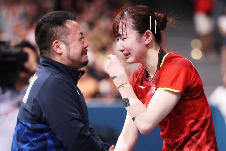 銅メダルを獲得し、涙を流す早田（右）。(C) Getty Images