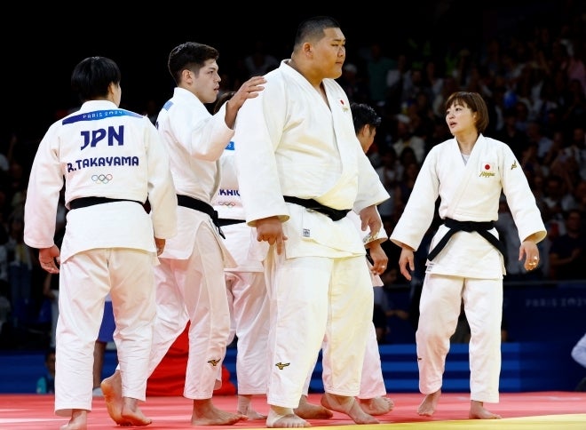 惜しくも代表戦で涙を呑んだ日本代表チーム。柔道団体戦は２大会連続で準優勝に終わった。(C)REUTERS/AFLO