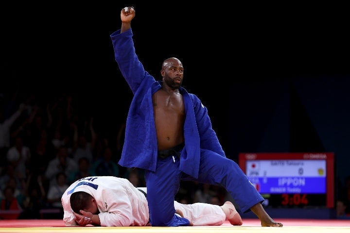 リネール（青）が斉藤（白）から一本勝ちを収め、右手を高々と上げた。(C) Getty Images