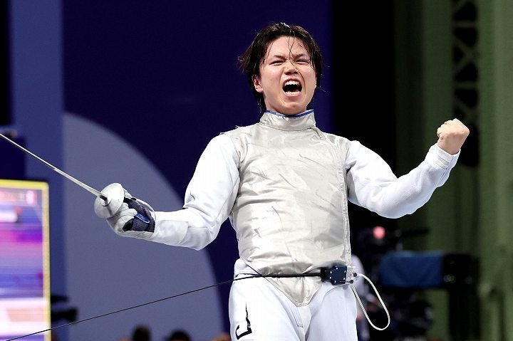 男子フルーレ団体・準決勝で躍動をみせた飯村一輝。(C) Getty Images