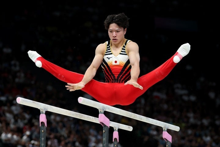 岡は平行棒で銅メダルに輝き、今大会３つ目のメダルを獲得した。(C) Getty Images