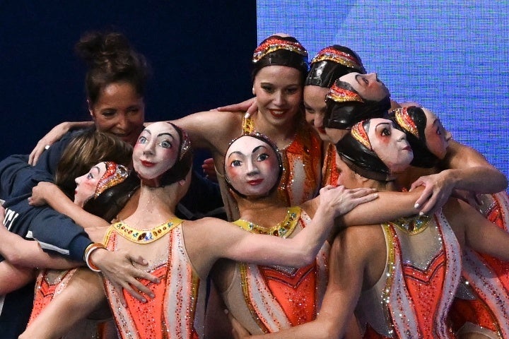 後頭部に”ひょっとこ”のようなお面をつけて演技したフランス代表の選手たち。写真：新華社/アフロ