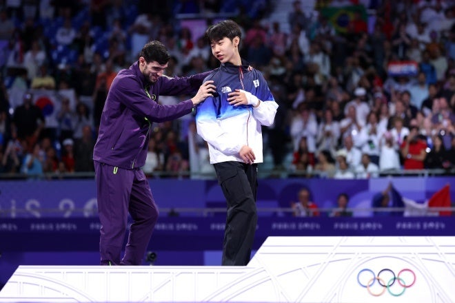 マゴメドフに肩を貸すパク・テジュン。(C)Getty Images