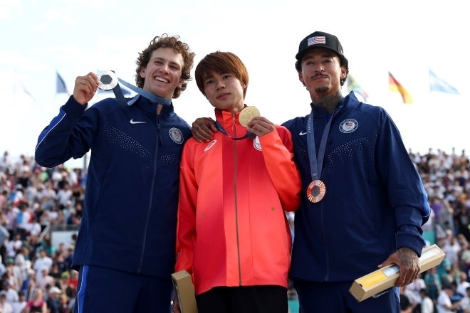 堀米（中央）と表彰台で並ぶヒューストン（右）。ピッカピカのメダルが眩しい。(C)Getty Images