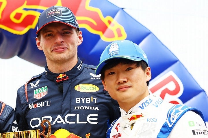 同じくホンダRBPTを積んだマシンを走らせるフェルスタッペン（左）と角田（右）。(C) Getty Images