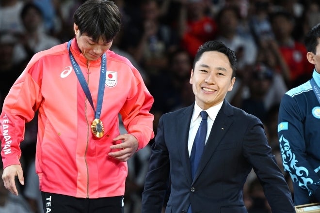 阿部（左）に金メダルを授与した太田氏（右）。現在はIOC委員を務めている。写真：松尾/アフロスポーツ