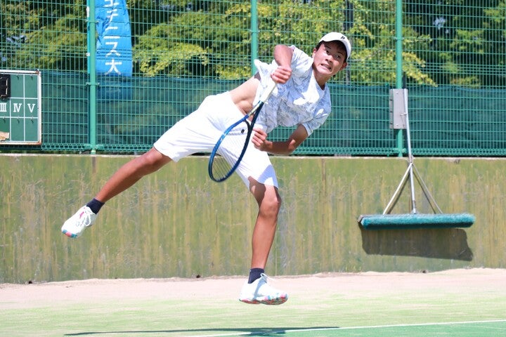 中学生テニスの頂点を目指す大会。２回戦では一時2-5と崖っぷちに追い込まれたものの、粘り強いプレーで逆転勝ちを収めた２年生の川村准椰。写真：スマッシュ編集部