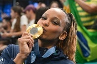 体操種目別ゆかで金メダルを獲得し、キスをするブラジルのアンドラーデ。(C)Getty Images