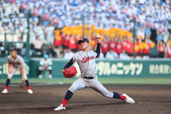 京都学園の優勝で幕を閉じた夏の甲子園。写真は先発した中崎。写真：滝川敏之