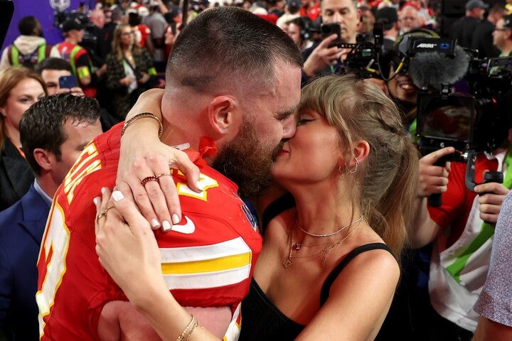 交際１周年を迎えたケルシー（左）とスウィフトさん（右）。(C) Getty Images