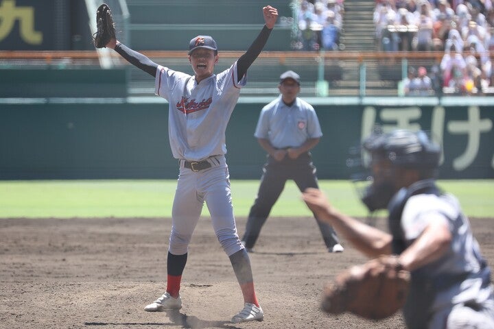 優勝投手となった京都国際の２年生左腕・西村。堂々とした投球が印象的だった。写真：産経新聞社