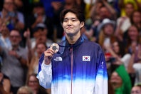 人生初の五輪メダルに笑顔をみせるキム・ウミン。(C) Getty Images