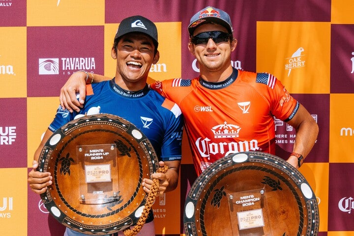 WSLのCT第９戦で優勝したコラピント（右）と準優勝の和井田（左）。写真：Matt Dunbar/World Surf League