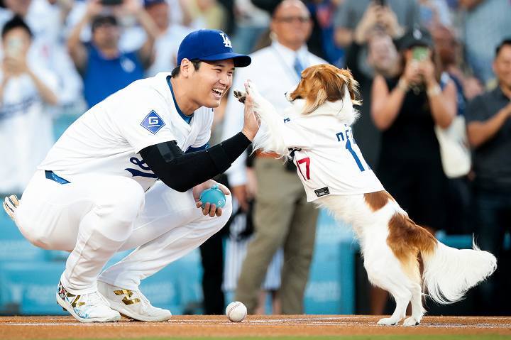 始球式ではデコピンが登場。その後、大谷が先頭打者アーチを放つ。(C) Getty Images