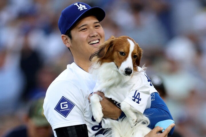 デコピンのおやつ用に、がま口ポーチを持ち歩いていた大谷。(C) Getty Images