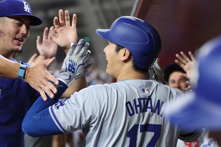 大谷の快挙をドジャースのチームメイトたちも祝福。この一打は球史にとっても、そしてチームにとっても大きかった。(C)Getty Images