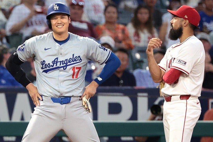 塁上で言葉を交わした大谷（左）とレンドーン（右）。(C)Getty Images