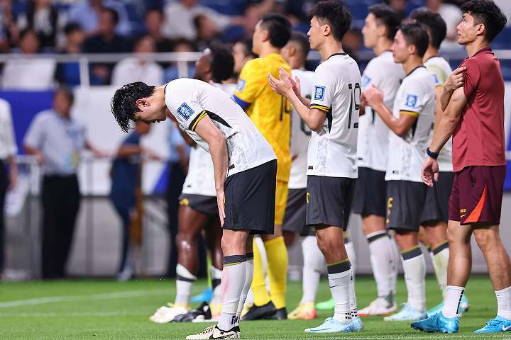 試合後にサポーターへ挨拶をする中国代表チーム。母国メディアからは手厳しい批判を受けている。写真：梅月智史（THE DIGEST写真部）