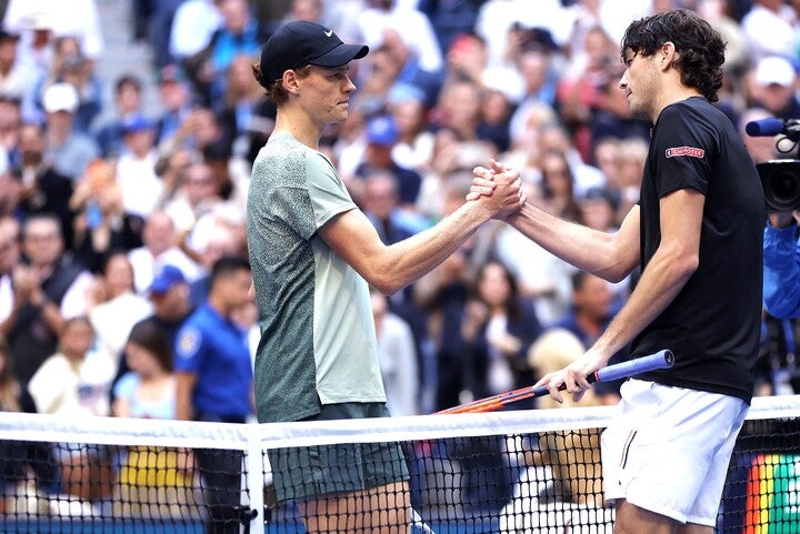 決勝を戦い終えて互いの健闘を称え合う王者シナー（左）と準優勝のフリッツ（右）。(C)Getty Images