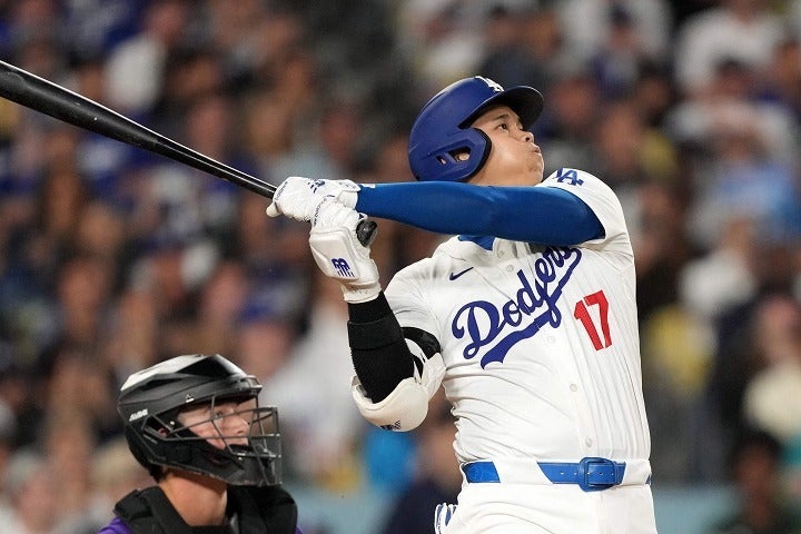 悪球をスタンドへ運んだ大谷。写真：USA TODAY Sports/ロイター/アフロ