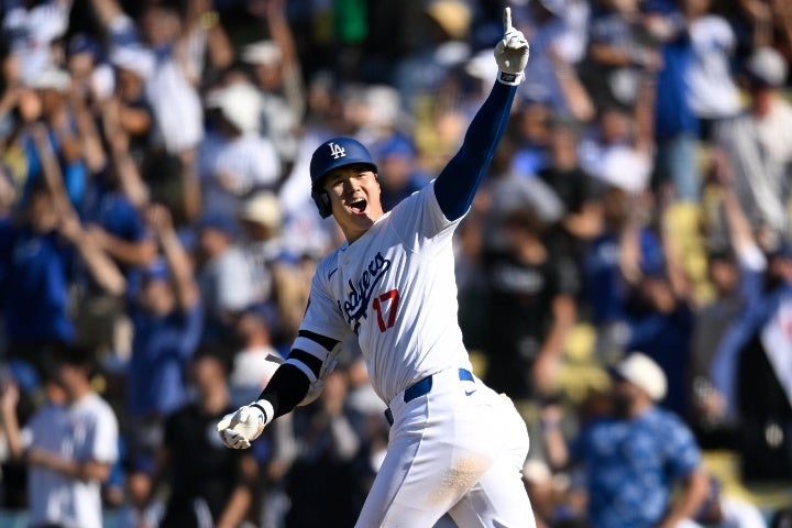 大谷が９回裏に同点53号ソロを放ち、ベンチに向かって人差し指を掲げた。(C)Getty Images