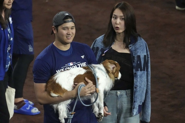 勝利後に喜びを分かち合った大谷（左）と真美子さん（右）、デコピン。写真：AP/アフロ