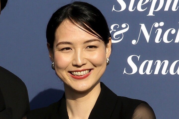 デニムを取り入れた最旬コーデを披露した真美子夫人。(C) Getty Images