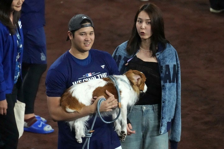 大谷夫妻の愛犬であるデコピン。天真爛漫な行動が話題を呼んでいる。(C)AP/AFLO