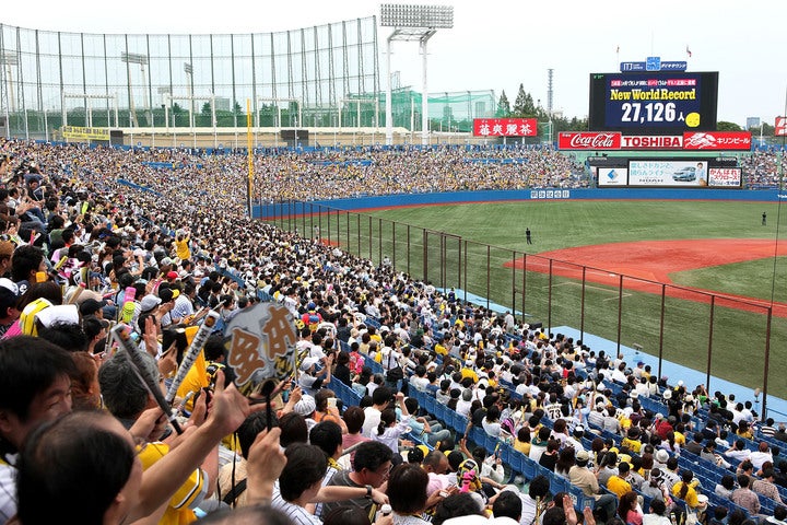 熱狂する神宮球場（写真はイメージです）。 (C)Getty Images