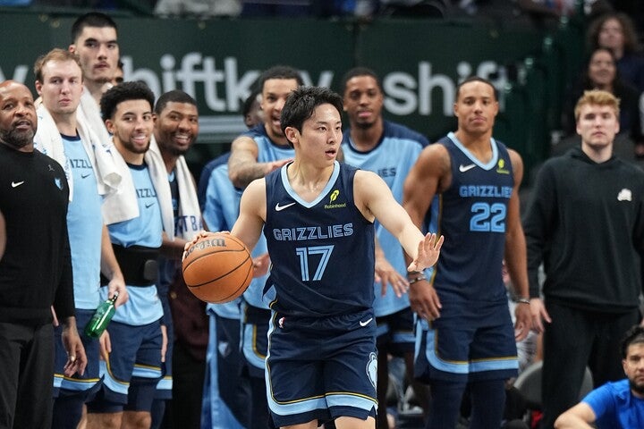 非公式とはいえNBAのデビュー戦で堂々のプレーを見せた河村。躍動する背番号17に味方も声援を送った。(C)Getty Images