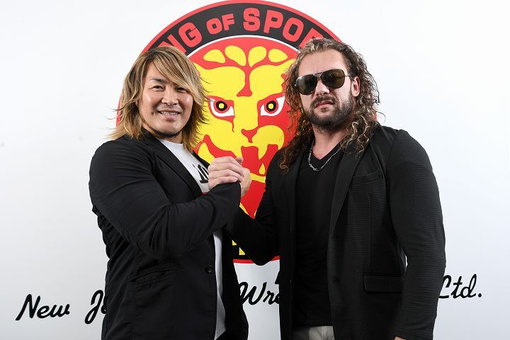 新日本プロレスの事務所内で対談を行なった棚橋とオメガ。写真：新日本プロレスリング