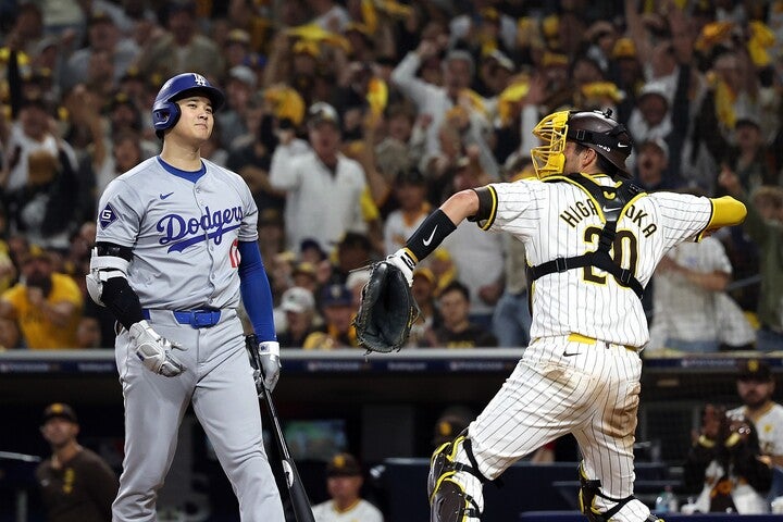 パドレスの日系４世カイル・ヒガシオカ（右）とドジャースの大谷翔平（左）。(C)Getty Images