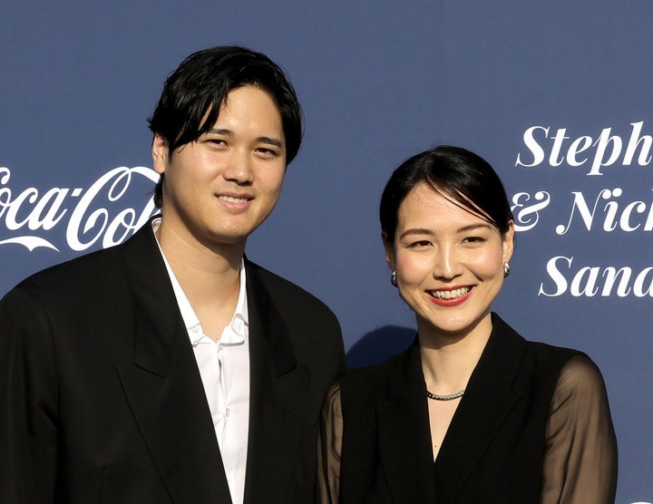 ドジャースの大谷翔平（左）と真美子夫人（右）。(C) Getty Images