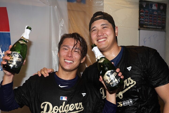 ドジャースをPS初勝利に導いた山本由伸（左）と大谷翔平（右）。(C) Getty Images