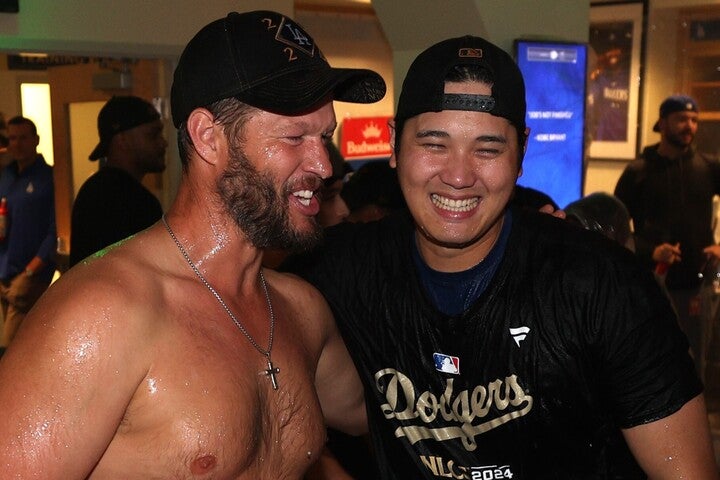 ドジャースをPS初勝利に導いた大谷翔平（右）と同僚クレイトン・カーショウ（左）。(C) Getty Images