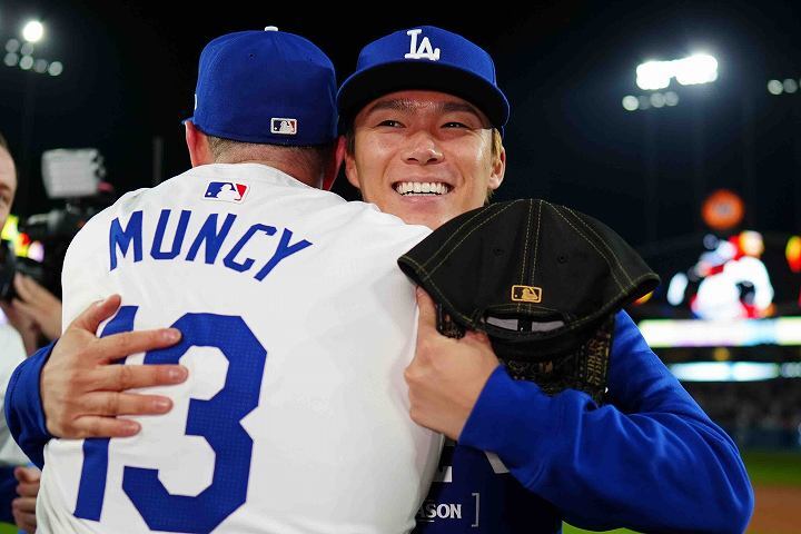 ポストシーズン初勝利を飾った山本をチームメイトも祝福した。(C) Getty Images