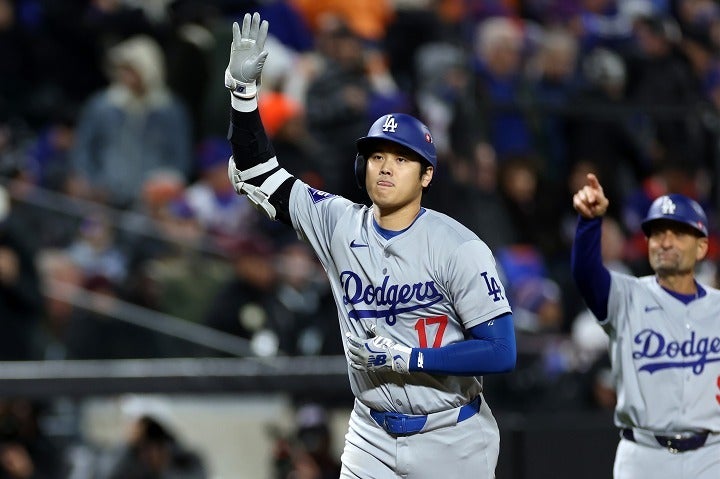 特大３ランHRで勝利に貢献した大谷（中央）。(C)Getty Images