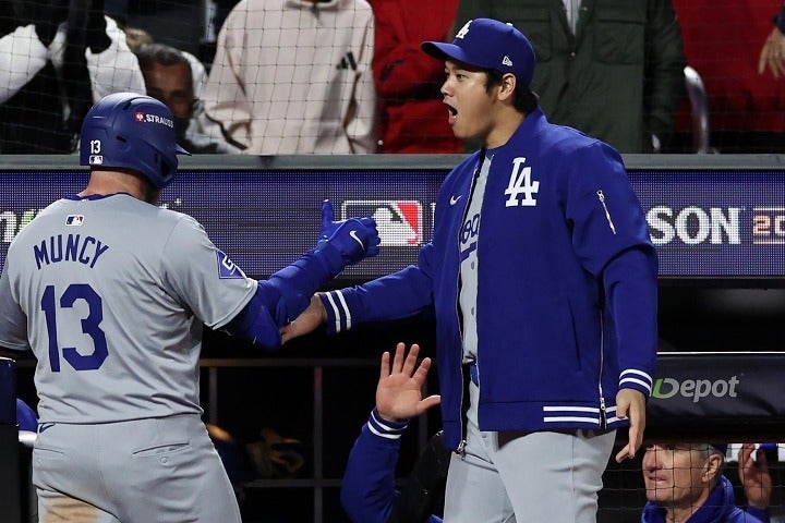 マンシー（左）のホームランを祝った大谷（右）。(C)Getty Images