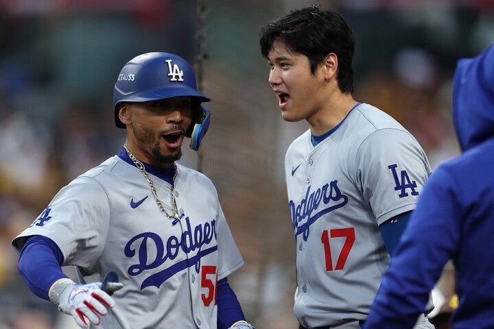 メッツ戦でホームランを放ったベッツ（左）と大谷（右）。(C) Getty Images