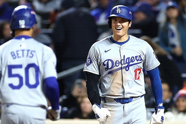 ベッツ（左）を称賛した大谷（右）。(C) Getty Images