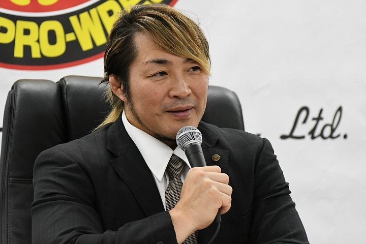 都内の新日本プロレスの事務所で引退発表会見を開いた棚橋。引退ロードへの想いを語った。写真：新日本プロレスリング