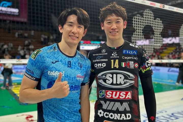 セリエAのコートで対峙した垂水（左）と石川（右）。(C) Cisterna Volley