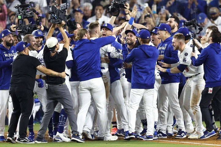 逆転勝利を喜ぶドジャースの選手ら。(C)Getty Images