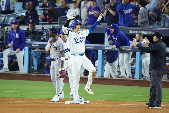 塁に出てポーズを決めるドジャースの大谷。(C)Getty Images